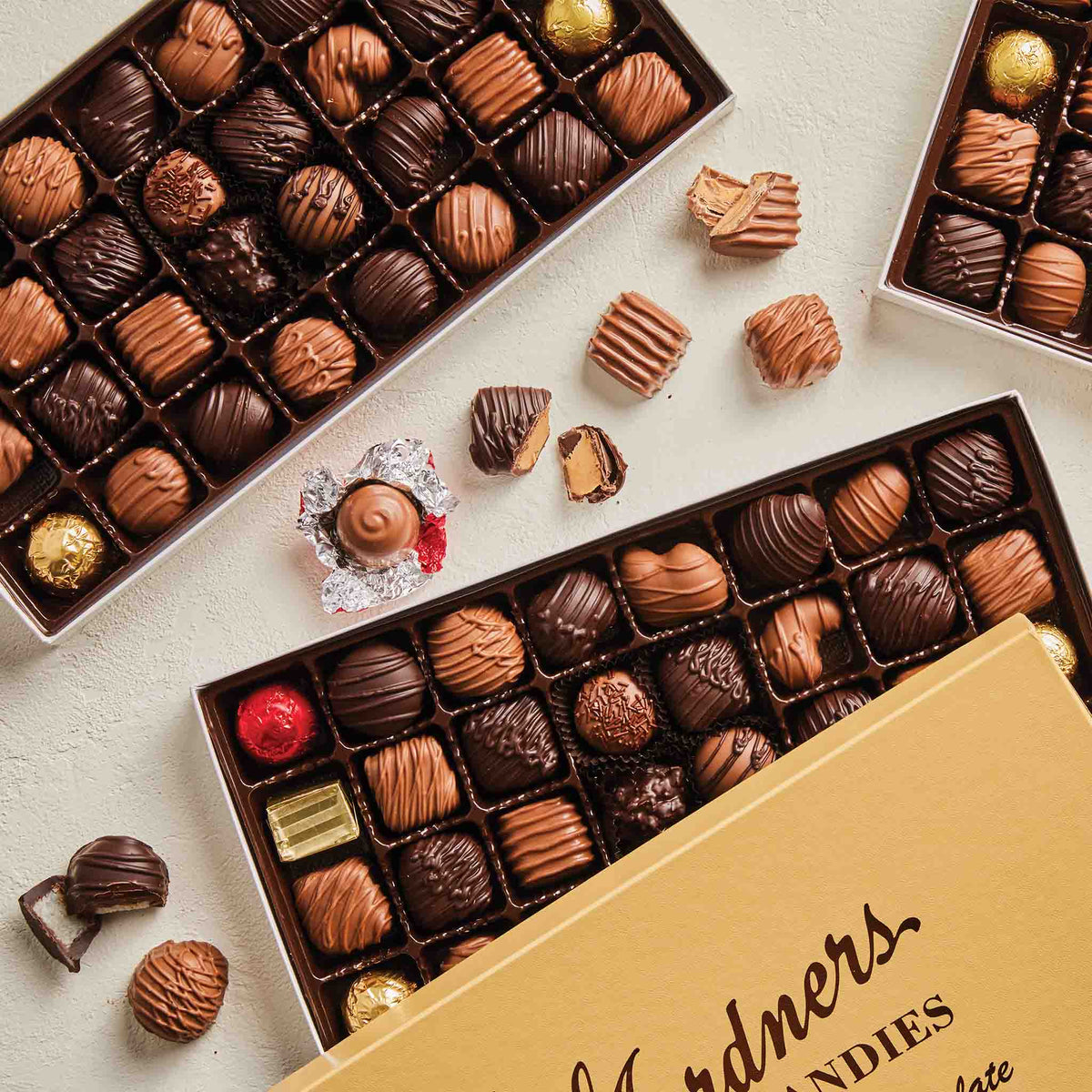 Milk & Dark Deluxe Assortment 32 pcs. | 16 oz.
